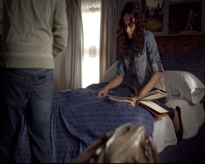 VampireDiariesWorld-dot-org_2x08Rose0812.jpg