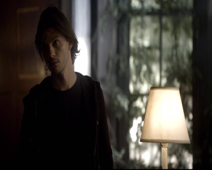 VampireDiariesWorld-dot-org_2x08Rose1070.jpg