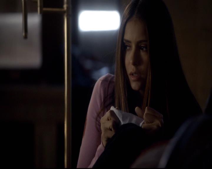 VampireDiariesWorld-dot-org_2x08Rose1198.jpg