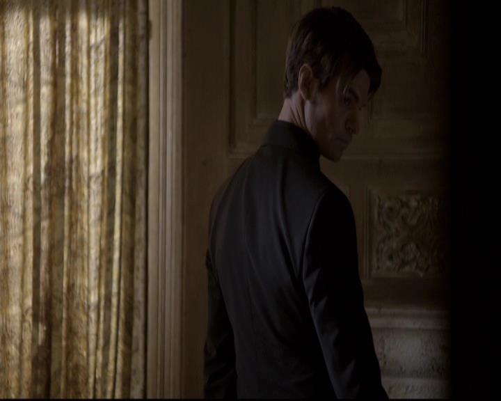 VampireDiariesWorld-dot-org_2x08Rose1378.jpg