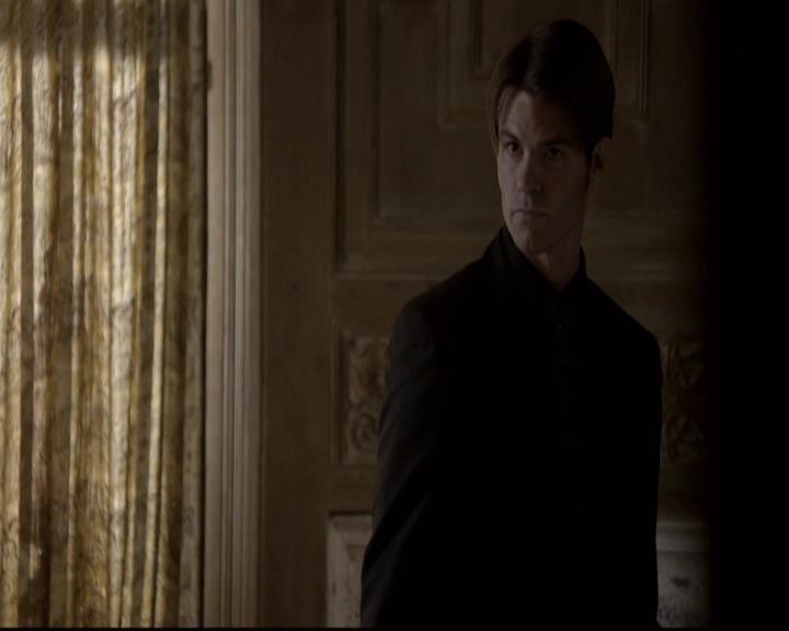 VampireDiariesWorld-dot-org_2x08Rose1380.jpg
