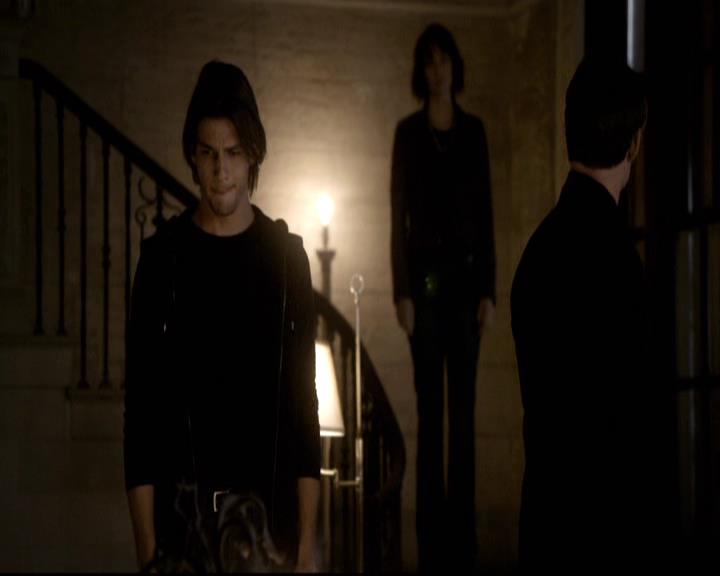VampireDiariesWorld-dot-org_2x08Rose1545.jpg
