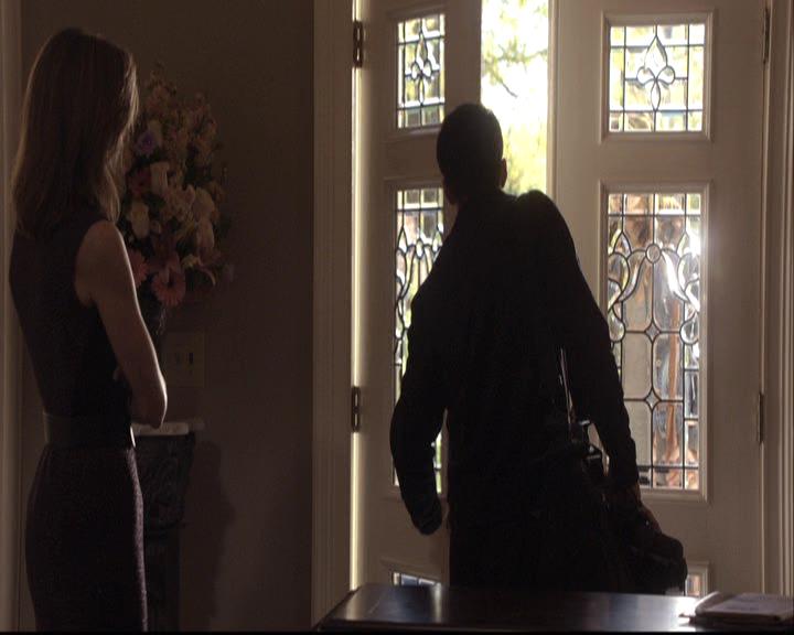 VampireDiariesWorld-dot-org_2x11ByTheLightOfTheMoon0250.jpg