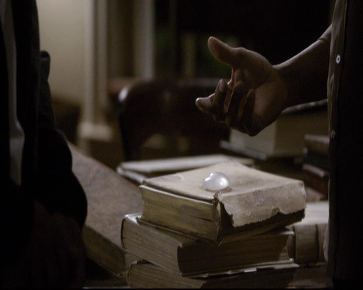 VampireDiariesWorld-dot-org_2x11ByTheLightOfTheMoon1819.jpg