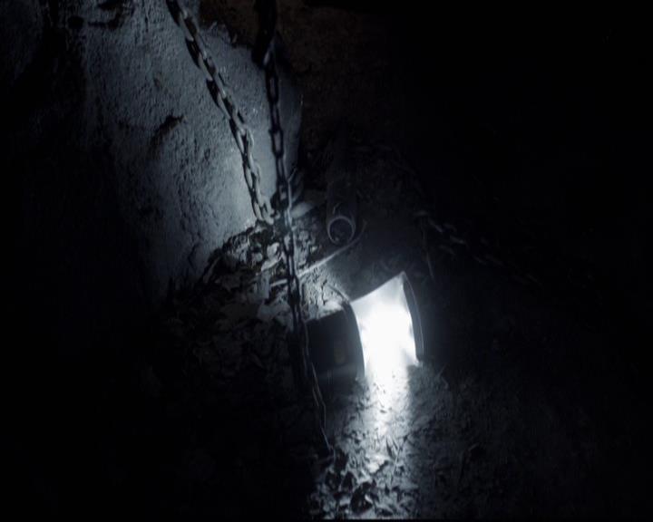 VampireDiariesWorld-dot-org_2x11ByTheLightOfTheMoon2070.jpg