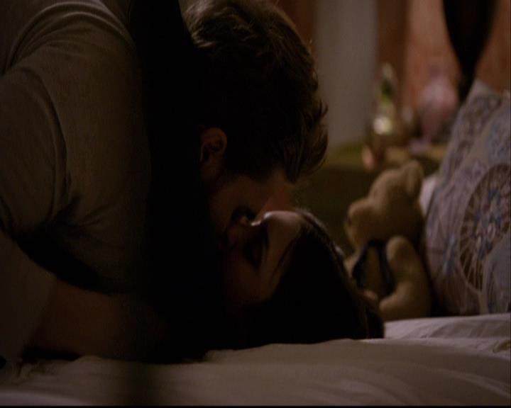VampireDiariesWorld-dot-org_2x11ByTheLightOfTheMoon2150.jpg