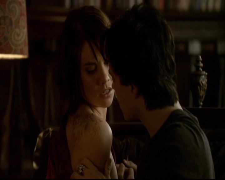 VampireDiariesWorld-dot-org_2x11ByTheLightOfTheMoon2256.jpg