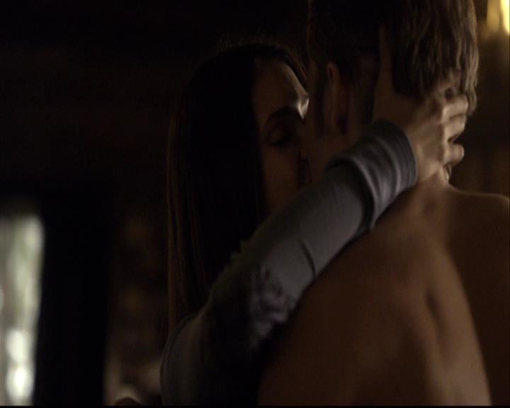 VampireDiariesWorld-dot-org_2x12TheDecent0120.jpg