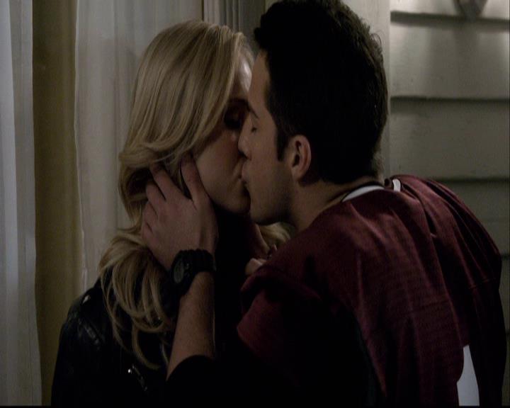 VampireDiariesWorld-dot-org_2x12TheDecent1628.jpg