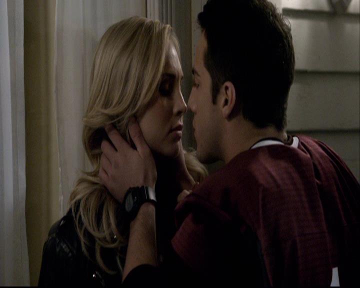 VampireDiariesWorld-dot-org_2x12TheDecent1629.jpg