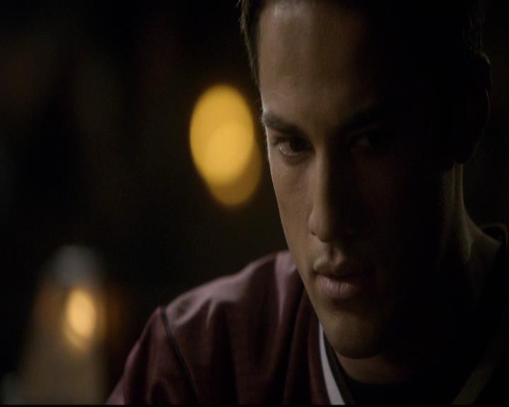 VampireDiariesWorld-dot-org_2x12TheDecent1942.jpg