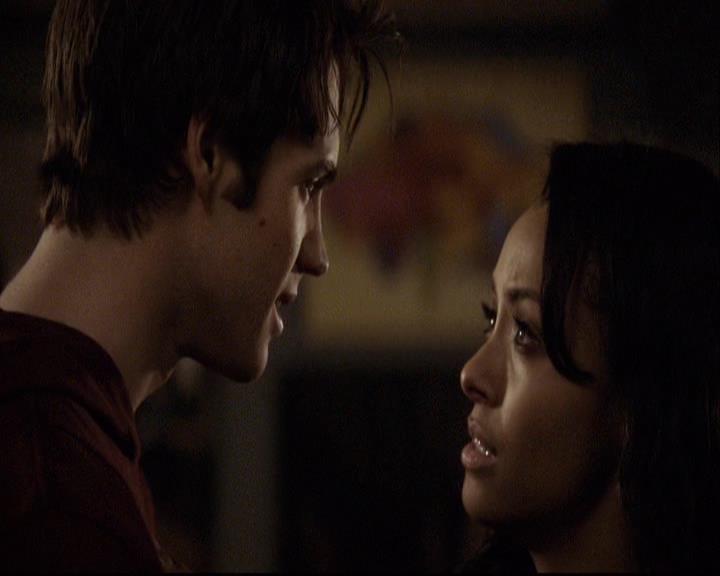 VampireDiariesWorld-dot-org_2x16TheHouseGuest1933.jpg