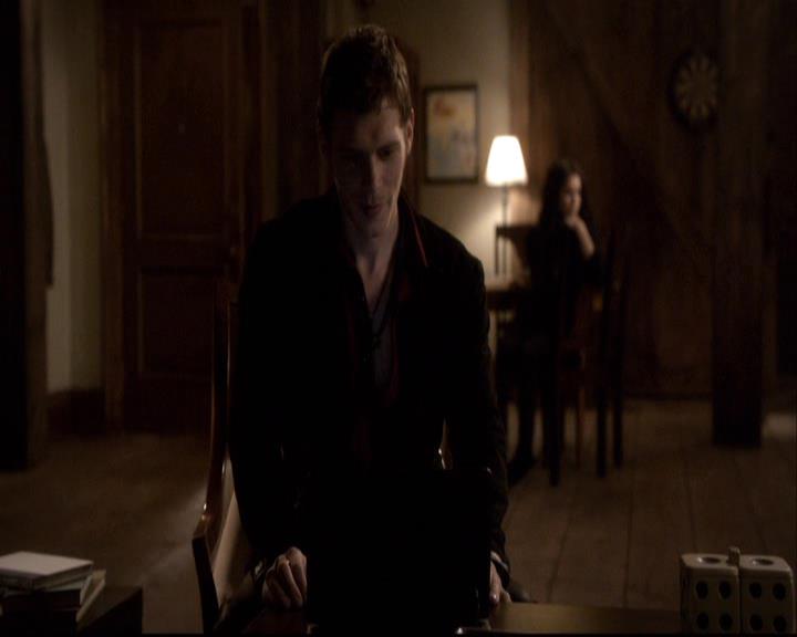 VampireDiariesWorld-dot-org_2x20TheLastDay1982.jpg
