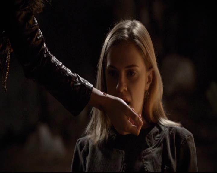 VampireDiariesWorld-dot-org_2x21TheSunAlsoRises0205.jpg