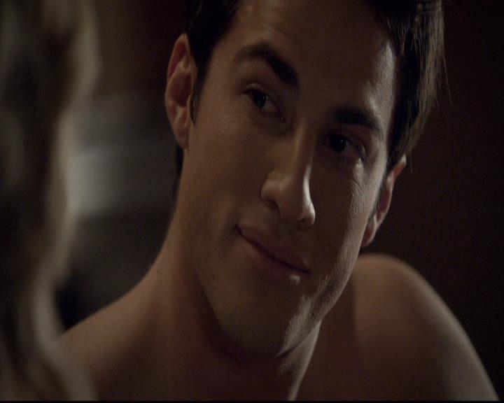 VampireDiariesWorld-dot-org_2x21TheSunAlsoRises1895.jpg