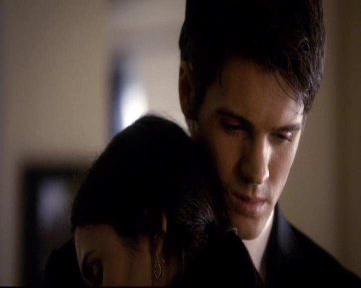 VampireDiariesWorld-dot-org_2x21TheSunAlsoRises2025.jpg