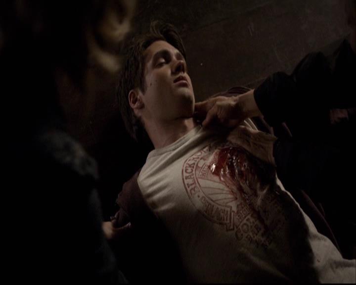 VampireDiariesWorld-dot-org_2x22AsILayDying1197.jpg
