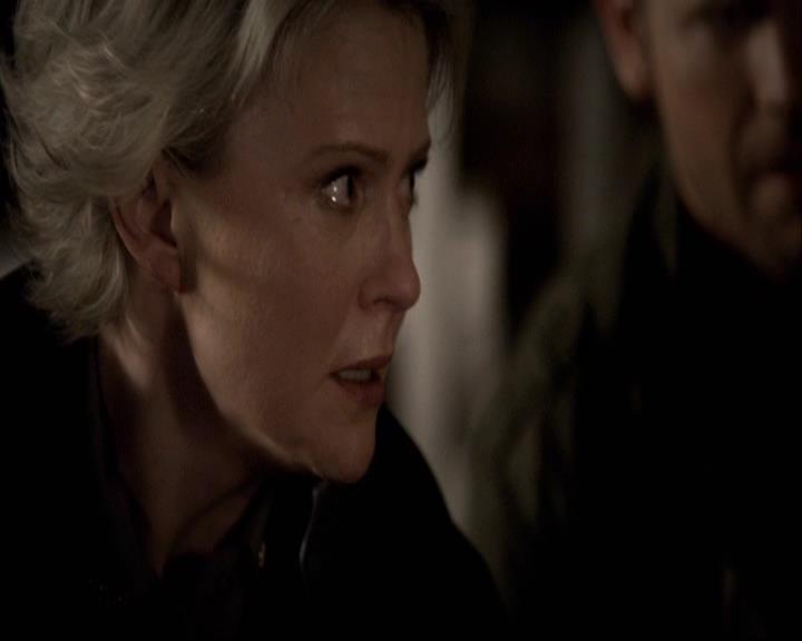 VampireDiariesWorld-dot-org_2x22AsILayDying1244.jpg