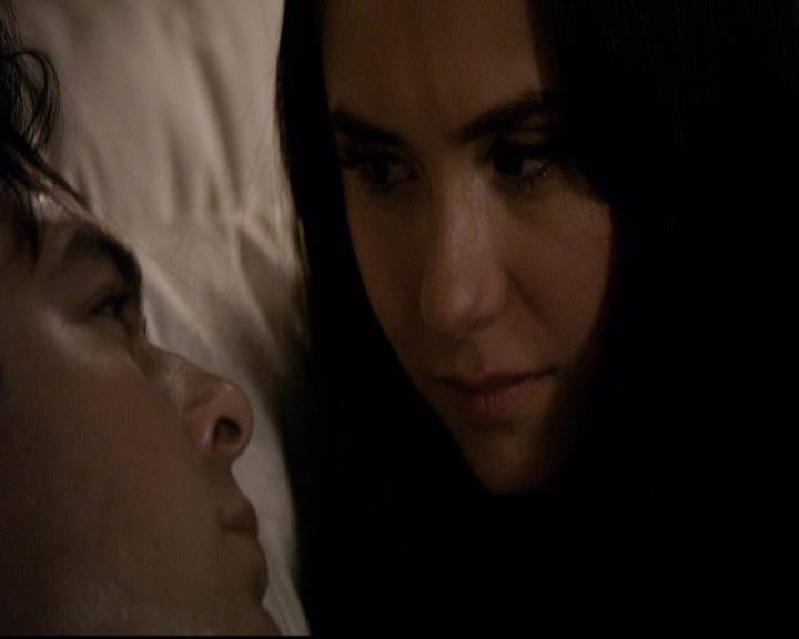 VampireDiariesWorld-dot-org_2x22AsILayDying1948.jpg