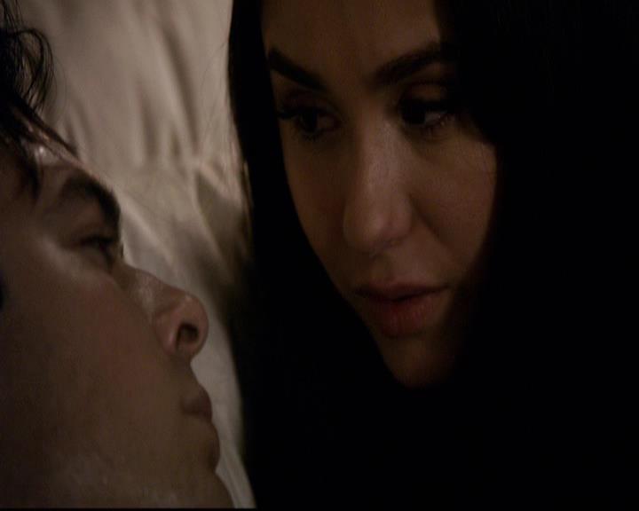 VampireDiariesWorld-dot-org_2x22AsILayDying1949.jpg