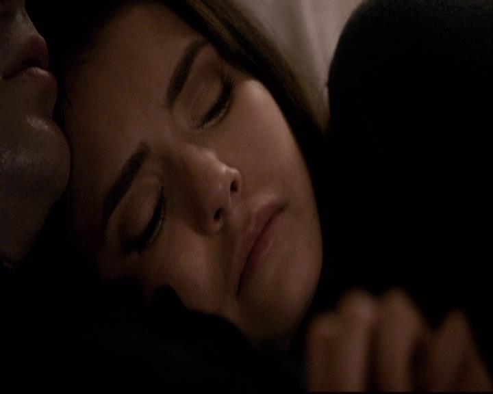 VampireDiariesWorld-dot-org_2x22AsILayDying1970.jpg