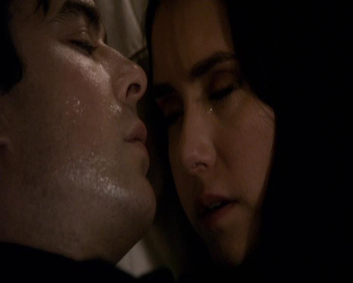 VampireDiariesWorld-dot-org_2x22AsILayDying1995.jpg