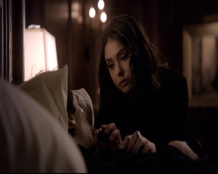 VampireDiariesWorld-dot-org_2x22AsILayDying2038.jpg
