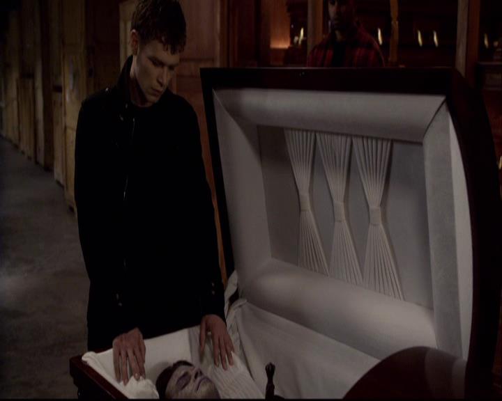 VampireDiariesWorld-dot-org_2x22AsILayDying2095.jpg