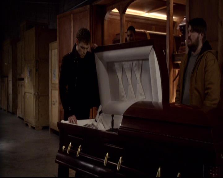 VampireDiariesWorld-dot-org_2x22AsILayDying2100.jpg