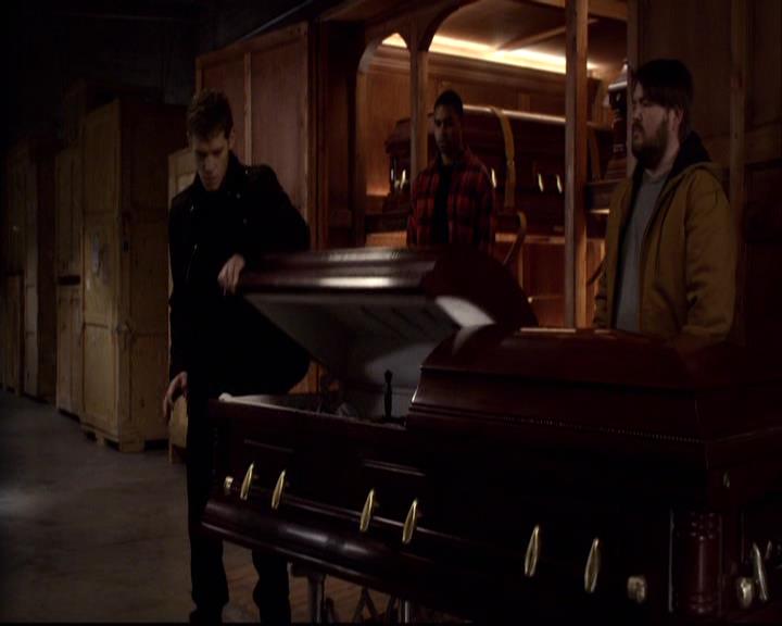 VampireDiariesWorld-dot-org_2x22AsILayDying2101.jpg