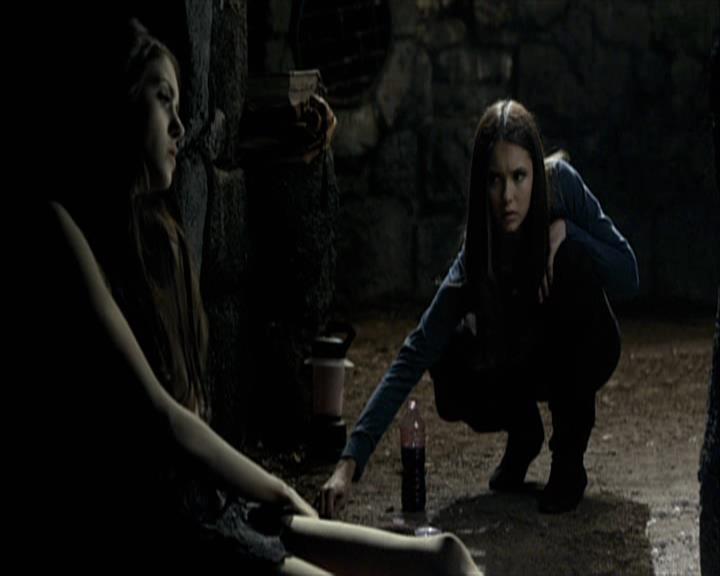 VampireDiariesWorld-dot-org_Seizoen2-DVDExtras-HerOwnWorstEnemy_ElenaKatherineandNina0043.jpg