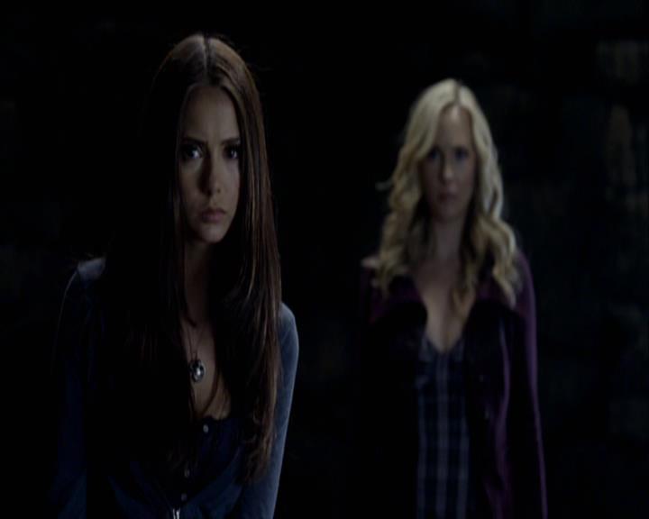 VampireDiariesWorld-dot-org_Seizoen2-DVDExtras-HerOwnWorstEnemy_ElenaKatherineandNina0123.jpg
