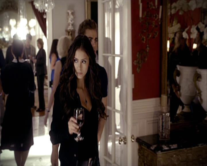 VampireDiariesWorld-dot-org_Seizoen2-DVDExtras-HerOwnWorstEnemy_ElenaKatherineandNina0369.jpg