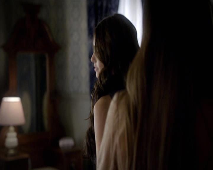 VampireDiariesWorld-dot-org_Seizoen2-DVDExtras-HerOwnWorstEnemy_ElenaKatherineandNina0415.jpg