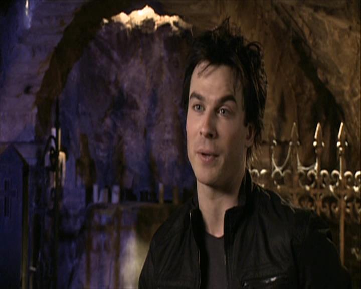 VampireDiariesWorld-dot-org_Seizoen2-DVDExtras-PagesOfTheWolf-BuildingTheBeast0070.jpg