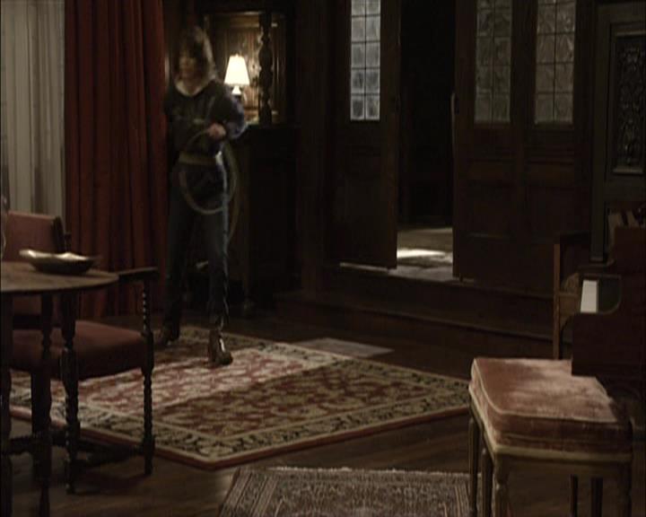 VampireDiariesWorld-dot-org_Seizoen2-DVDExtras-PagesOfTheWolf-BuildingTheBeast0176.jpg