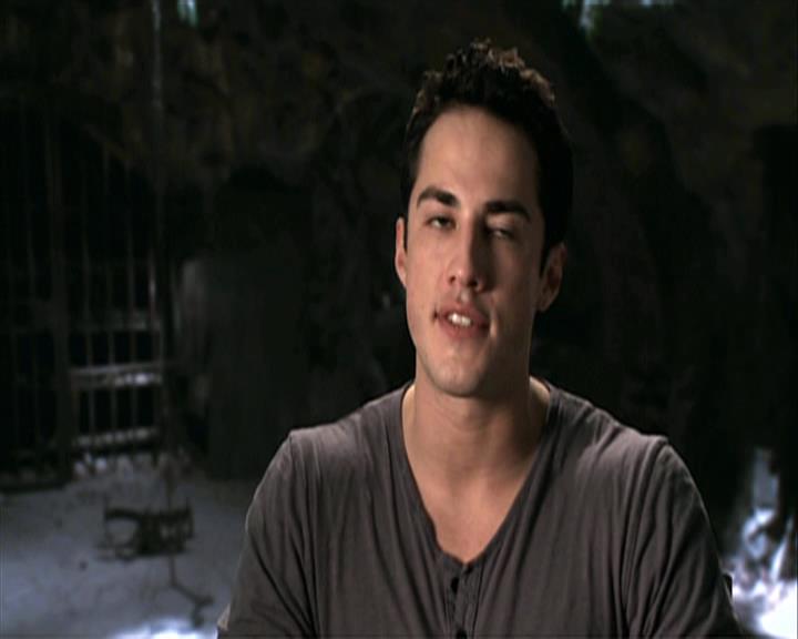 VampireDiariesWorld-dot-org_Seizoen2-DVDExtras-PagesOfTheWolf-BuildingTheBeast0227.jpg