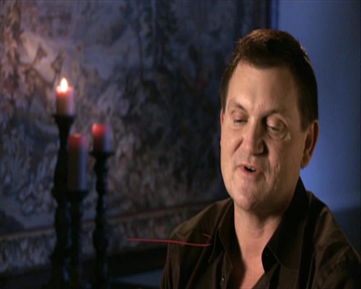 VampireDiariesWorld-dot-org_Seizoen2-DVDExtras-PagesOfTheWolf-BuildingTheBeast0235.jpg
