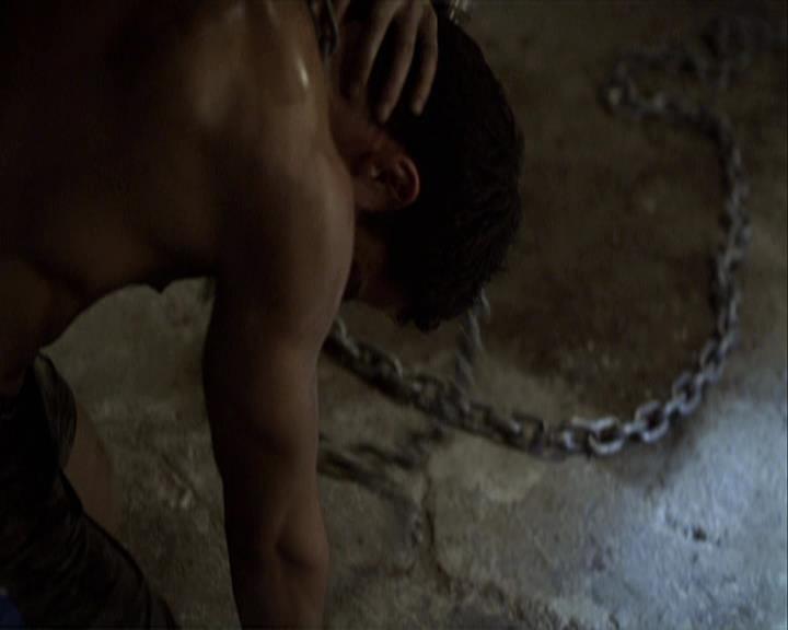 VampireDiariesWorld-dot-org_Seizoen2-DVDExtras-PagesOfTheWolf-HowlingAtTheMoon0018.jpg