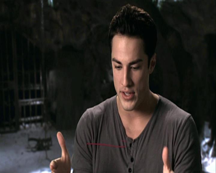 VampireDiariesWorld-dot-org_Seizoen2-DVDExtras-PagesOfTheWolf-HowlingAtTheMoon0043.jpg