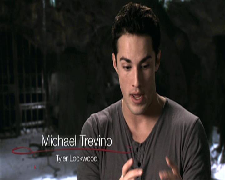 VampireDiariesWorld-dot-org_Seizoen2-DVDExtras-PagesOfTheWolf-HowlingAtTheMoon0044.jpg