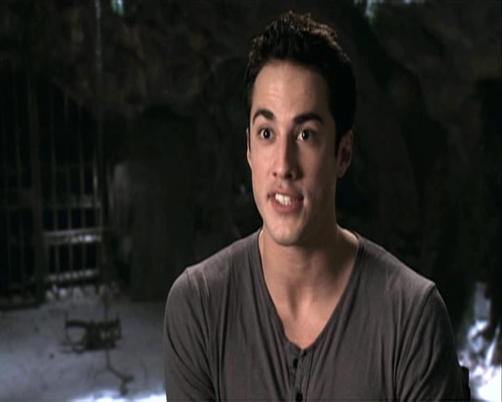 VampireDiariesWorld-dot-org_Seizoen2-DVDExtras-PagesOfTheWolf-HowlingAtTheMoon0049.jpg