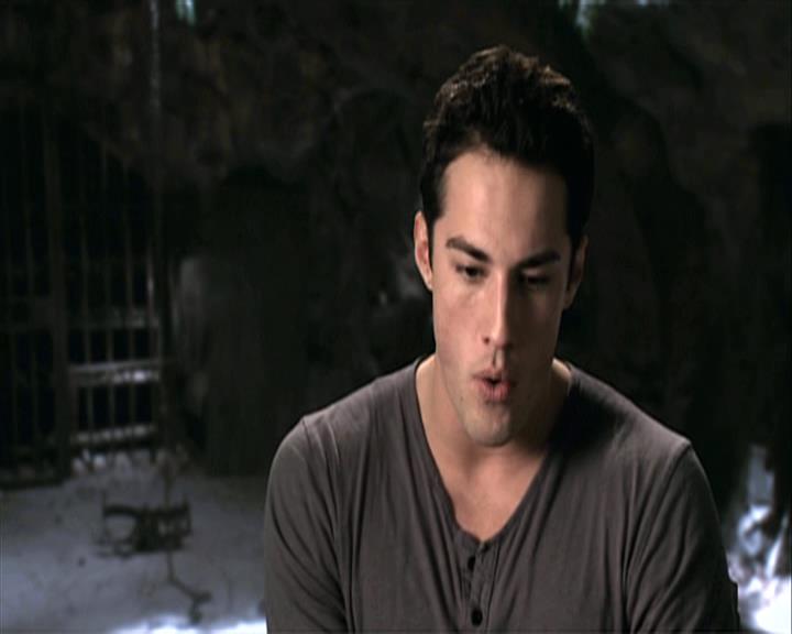 VampireDiariesWorld-dot-org_Seizoen2-DVDExtras-PagesOfTheWolf-HowlingAtTheMoon0050.jpg