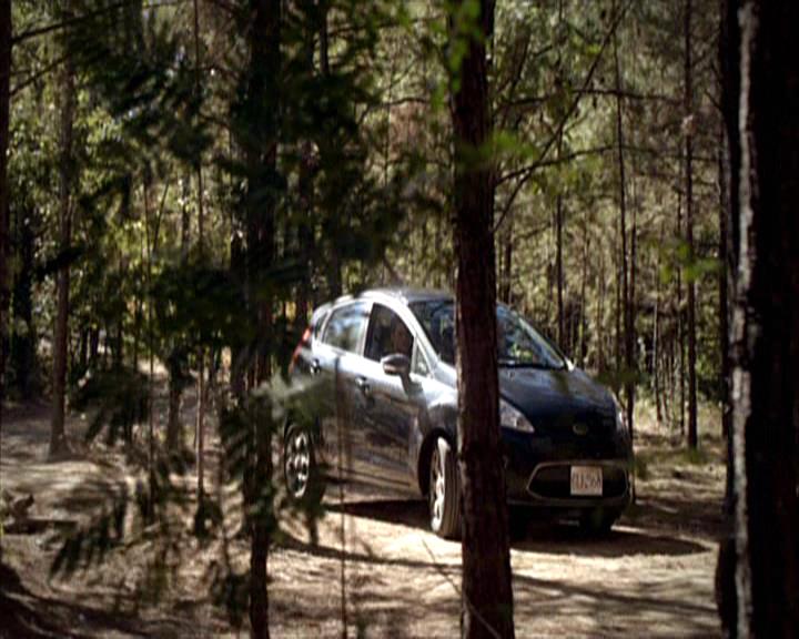 VampireDiariesWorld-dot-org_Seizoen2-DVDExtras-PagesOfTheWolf-HowlingAtTheMoon0054.jpg