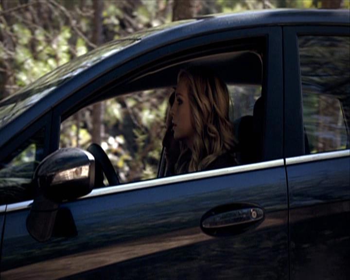 VampireDiariesWorld-dot-org_Seizoen2-DVDExtras-PagesOfTheWolf-HowlingAtTheMoon0055.jpg