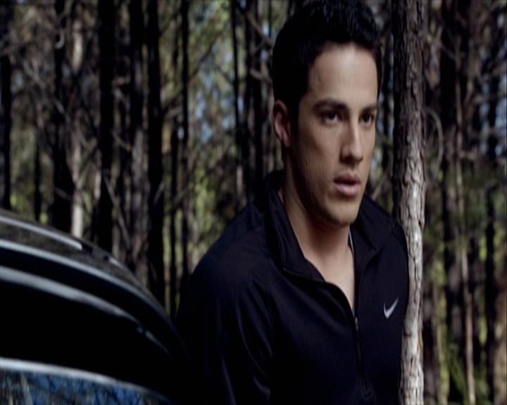 VampireDiariesWorld-dot-org_Seizoen2-DVDExtras-PagesOfTheWolf-HowlingAtTheMoon0061.jpg