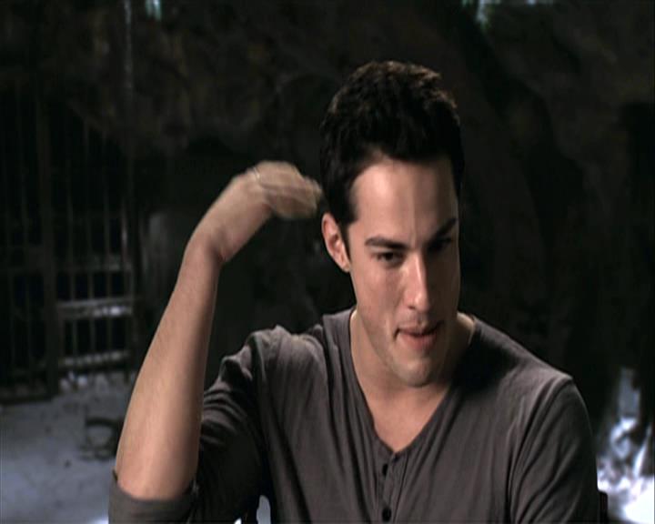 VampireDiariesWorld-dot-org_Seizoen2-DVDExtras-PagesOfTheWolf-HowlingAtTheMoon0065.jpg