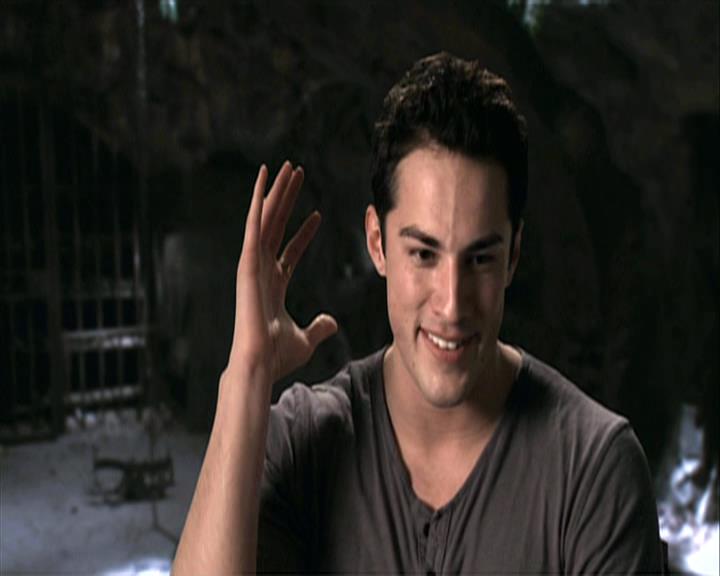 VampireDiariesWorld-dot-org_Seizoen2-DVDExtras-PagesOfTheWolf-HowlingAtTheMoon0067.jpg