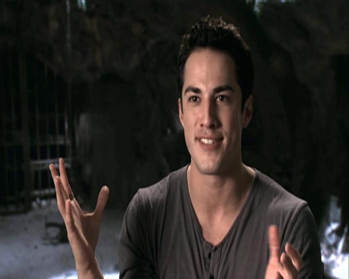 VampireDiariesWorld-dot-org_Seizoen2-DVDExtras-PagesOfTheWolf-HowlingAtTheMoon0068.jpg