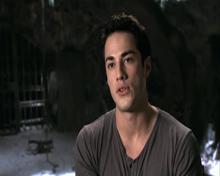 VampireDiariesWorld-dot-org_Seizoen2-DVDExtras-PagesOfTheWolf-HowlingAtTheMoon0072.jpg